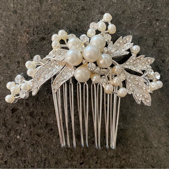 Accessories - EUC bridal faux pearl and crystal metal hair comb